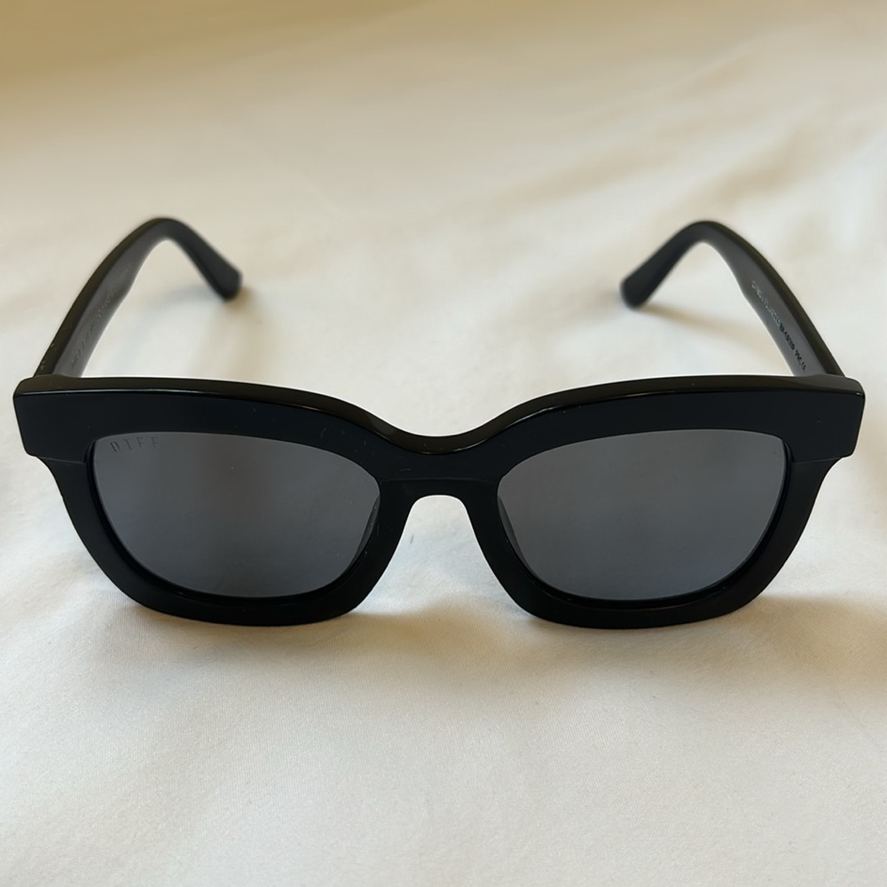 Diff 2 For 1 Oversized Sunglasses! Black And Cream - image 6